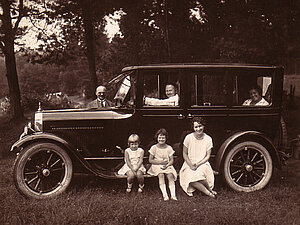 Familienausflug 1926 mit dem Auto