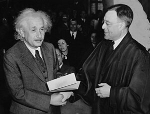 Einstein erhält amerikanische Staatsbürgerschaft