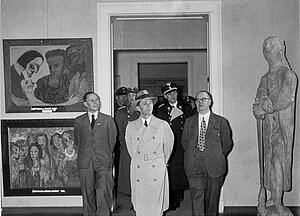 Joseph Goebbels bei der Ausstellung "Entartete Kunst"