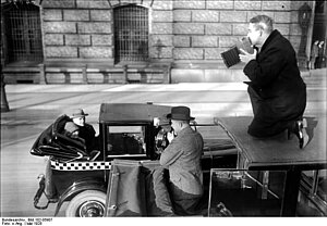 Zeitungsfotograf bei der Arbeit (Mai 1928)