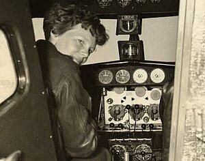 Amelia Earhart im Cockpit