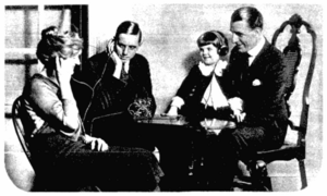 Eine amerikanische Familie beim Radiohören