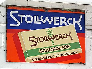 Werbung für Stollwerck-Schokolade auf einem Emailleschild