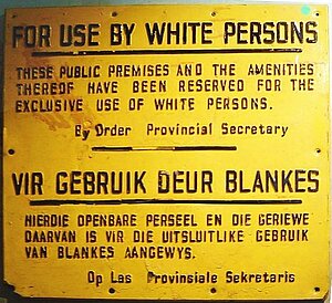 Hinweisschild aus der Zeit der Apartheid in Südafrika