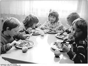 Schüler beim Essen in der DDR
