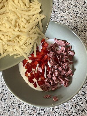 Zutaten mit Käse und Sahne vermengen