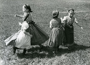 Spielende Kinder auf dem Land im Glottertal