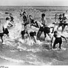 Jungen beim Wasserspiel