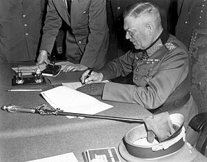 Keitel unterschreibt 1945 die deutsche Kapitulation