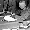 Keitel unterschreibt 1945 die deutsche Kapitulation