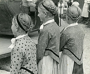 Mädchen mit Köpfen am Karussell
