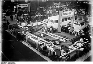 Daimler-Benz-Stand mit Chassis für Personen- und Lastkraftwagen