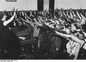 Schulklasse zeigt den Hitlergruß