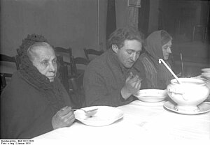 Essensausgabe für Arme in Berlin 1931 Hunger in der Weimarer Republik