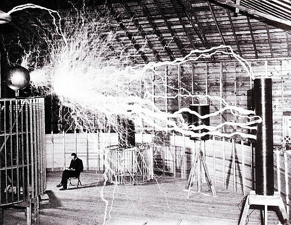 Nikola Tesla in seinem Labor