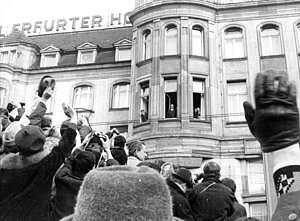 Willy Brandt ans Fenster