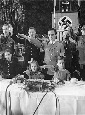 Joseph Goebbels bei einer Weihnachtsfeier