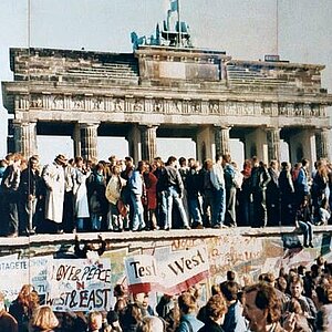 Wie war das Verhältnis von der Bundesrepublik zur DDR unter Helmut Kohl? BRD und DDR unter Helmut Kohl