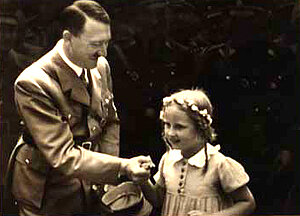 Adolf Hitler mit Kind