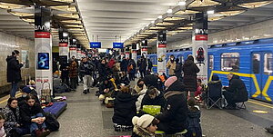Im Krieg in der Ukraine suchen Menschen Zuflucht vor Bomben in einer U-Bahn-Station von Kiew. Ukraine Krieg