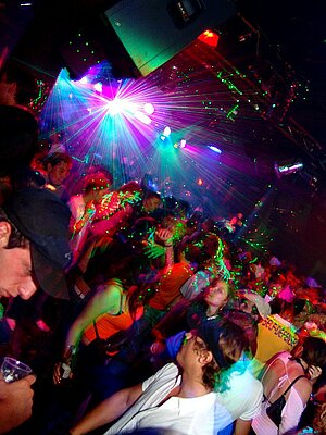 Elektronische Tanzmusik wurde in den 90er Jahren populär Musikrichtungen 90er Jahre