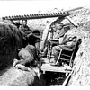 Soldaten in Kampfpause im Schützengraben