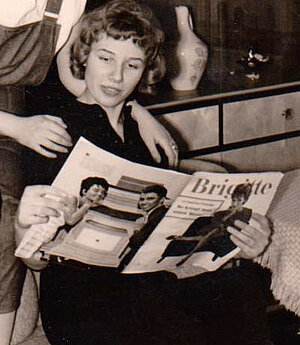 Junge Frau liest Brigitte