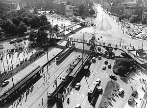 Friedrich-Engels-Platz mit Fußgängerbrücke in Leipzig - autogerechte Stadt Stadtplanung heute