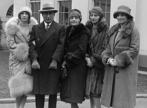 Louis B. Mayer mit Frau und Töchtern sowie Mabel W. Willebrandt