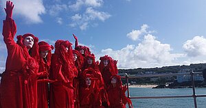 Extinction Rebellion Red Brigades in Cornwall 2019 XR Aktionen