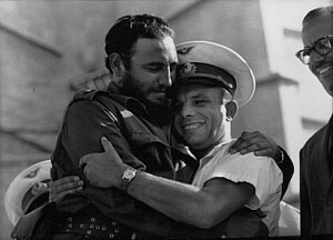 Fidel Castro umarmt Gagarin