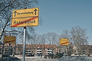 Schild Rassismus