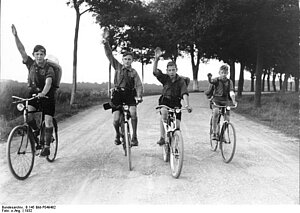 Hitlerjugend bei Fahrradausflug