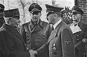 Adolf Hitler gemeinsam mit dem französischen Regierungschef Marschall Pétain