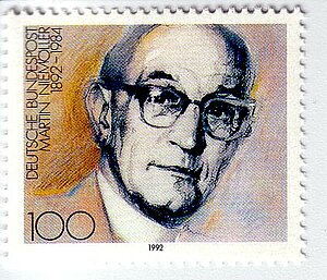 Briefmarke mit einer Abbildung von Martin Niemöller