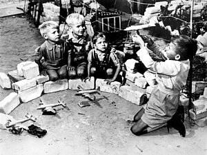 Kinder spielen Luftbrücke