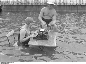 Büro im Wasser bademode früher