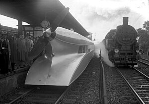 Schienenzeppelin im Bahnhof