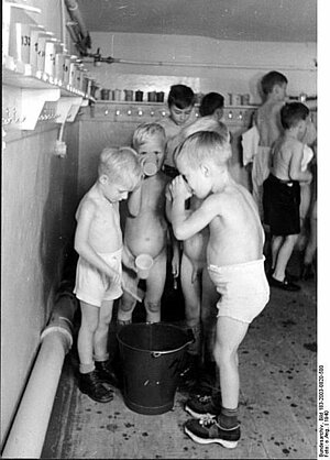 Kinder in einem Luftschutzbunker