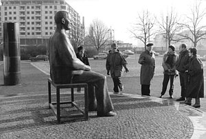 Brecht-Denkmal vor dem Berliner Ensemble Brecht DDR