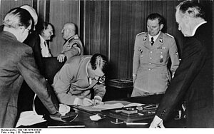 Hitler unterschreibt Münchner Abkommen