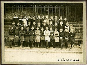 Geschlechtergetrennter Unterricht Mädchen mit ihrer Schulklasse 1920