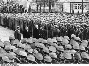 Konrad Adenauer mit Soldaten