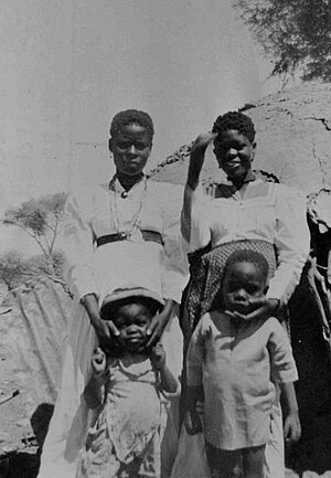 Frauen aus Deutsch-Südwestafrika mit ihren Kindern