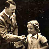 Adolf Hitler mit Kind