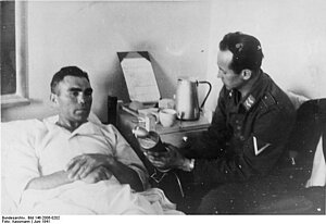 Max Schmeling im Lazarett nach seiner Verletzung