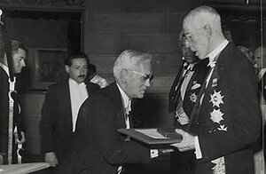 Alexander Fleming (Mitte) bei der Verleihung des Nobelpreises durch König Gustaf V. von Schweden im Jahr 1945