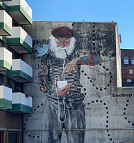 Wandbild in Hamburg: Fischer mit Smartphone