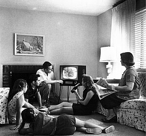 Familie vor dem Fernseher