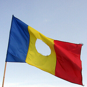 Flagge ohne Wappen des sozialistischen Rumäniens als Zeichen der Revolution Revolution Rumänien